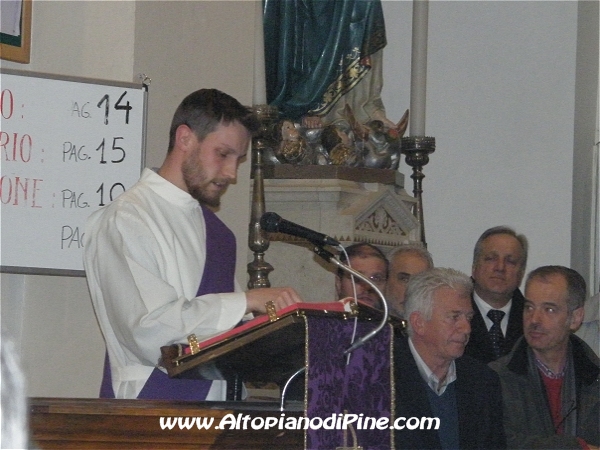 Don Gabriele Bernardi legge il Vangelo