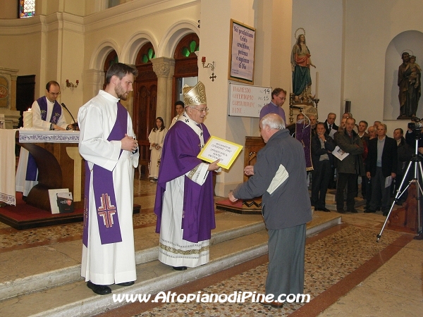 Viene donata all'Arcivescovo una busta con le offerte raccolte 