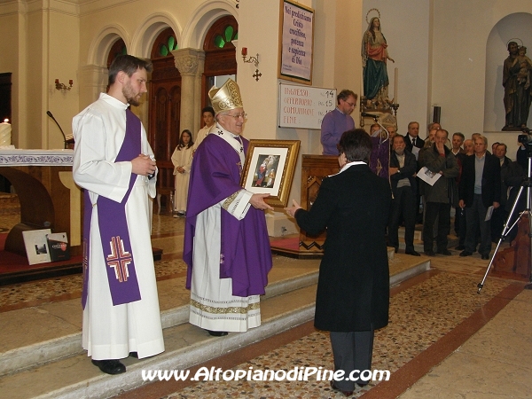 Viene donato all'Arcivescovo un quadro raffigurante la Madonna di Pine' 