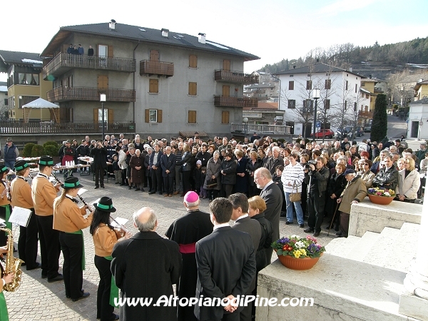 La gente all'uscita dalla chiesa