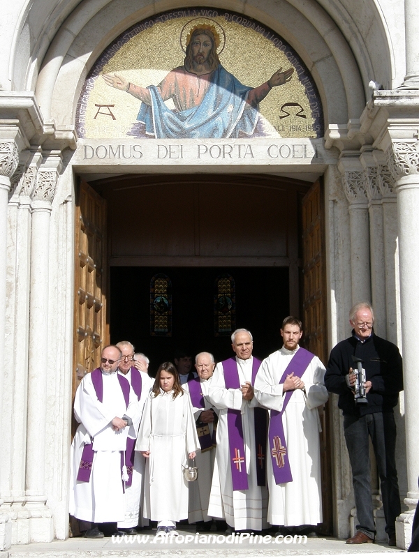 I sacerdoti del decanato che attendono l'arcivescovo 