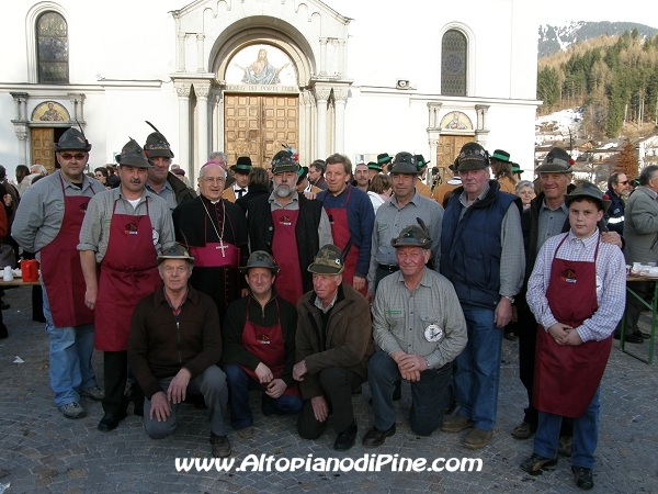 Gli Alpini assieme all'Arcivescovo Luigi Bressan 