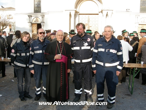 I volontari della Croce Rossa assieme all'Arcivescovo Luigi Bressan 