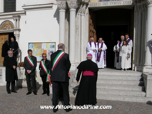 L'ingresso in chiesa dell'Arcivescovo Luigi Bressan