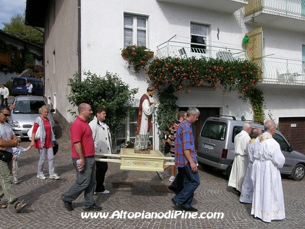 La statua portata in processione per le vie del paese - Sagra San Valentino 2009