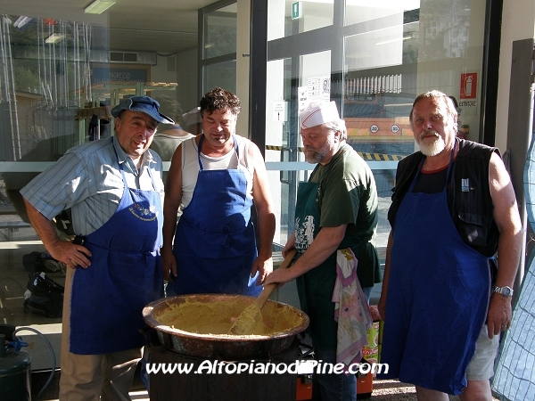 Volontari che preparano la cena per gli atleti