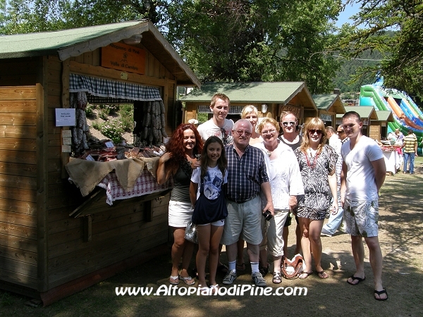 Henri Croiset e famiglia mentre visita il mercatino