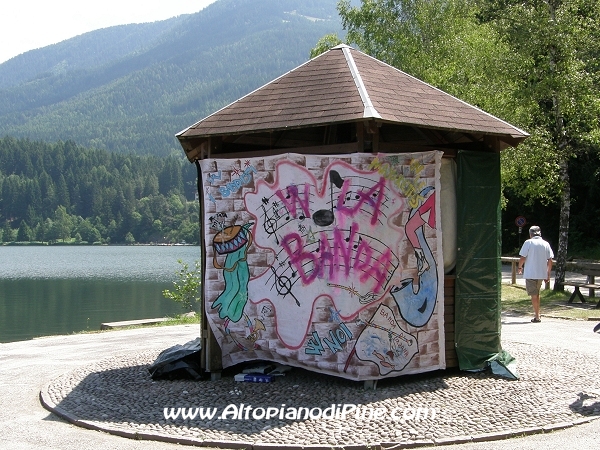 Improvvisato spogliatoio per le Majorettes - Mattinee sul Lago 2010