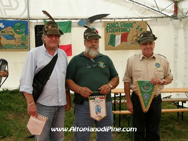 Scambio dei gagliardetti tra i gruppi - Festa Alpina Baselga di Pine'