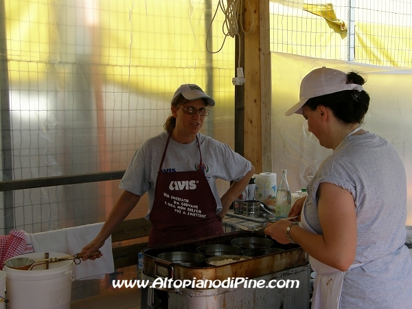 Preparazione straboi - Sagra Avis di Bedollo 2010