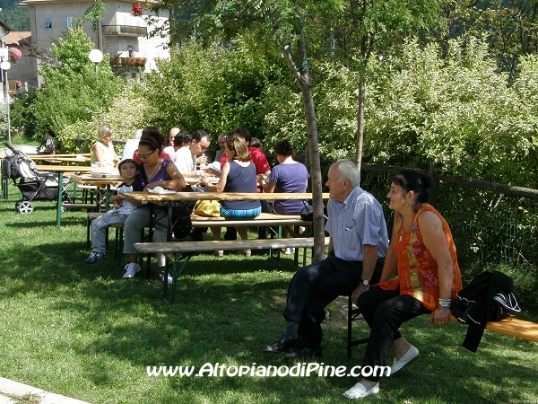 Alcuni tavoli all'aperto - Sagra Avis di Bedollo 2010