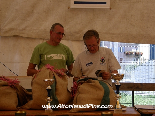 Speaker della premiazione della gara podistica - Sagra Avis di Bedollo 2010