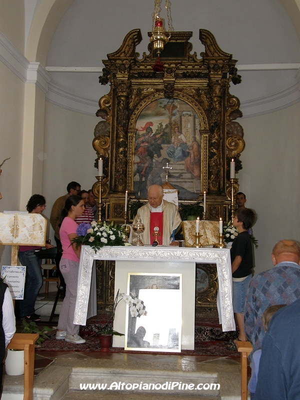 Don Emilio Simeoni mentre celebra la S.Messa in onore della Madonna dell'Aiuto a Grill 2010