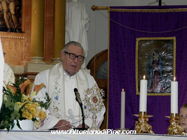 Un momento della recita del Rosario prima della processione