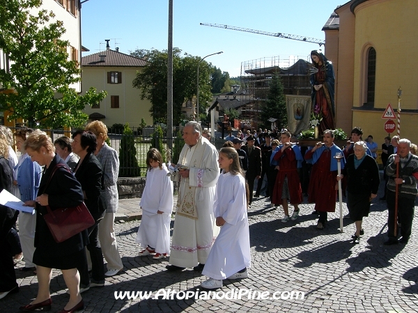 Don Vittorio Cristelli - Processione Madonna Addolorata - Miola 2010