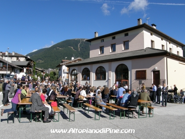 La gente presente all'inaugurazione della restaurata Canonica di Miola 