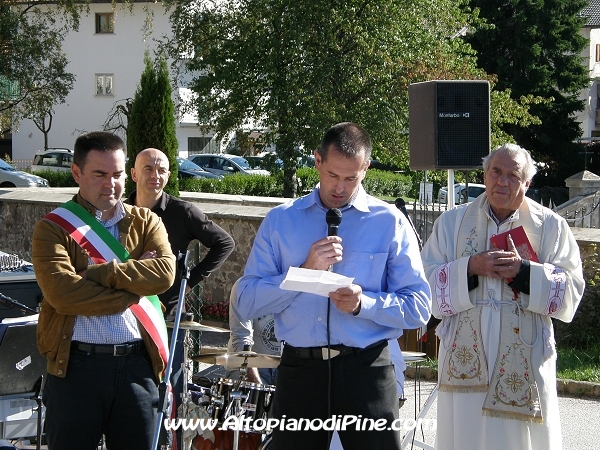 Il presidente dell'ASUC di Miola che presenta i lavori di restauro 