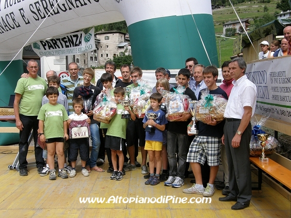 Gli atleti categoria giovani premiati per la combinata Bedol en corsa 2010