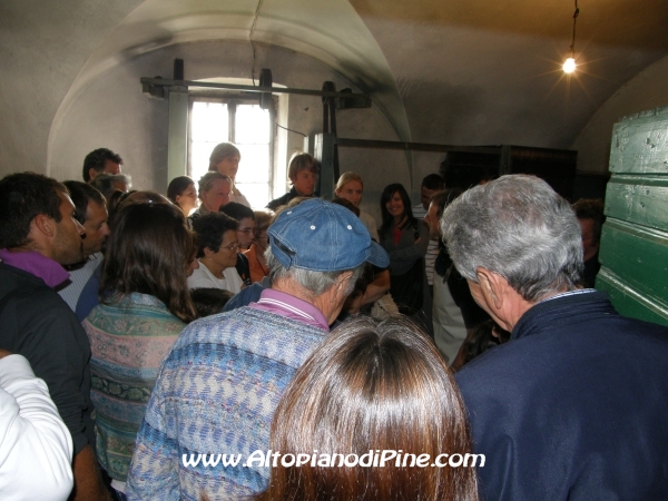 La numerosa gente presente al casello - Sagra dei Malgari 2010