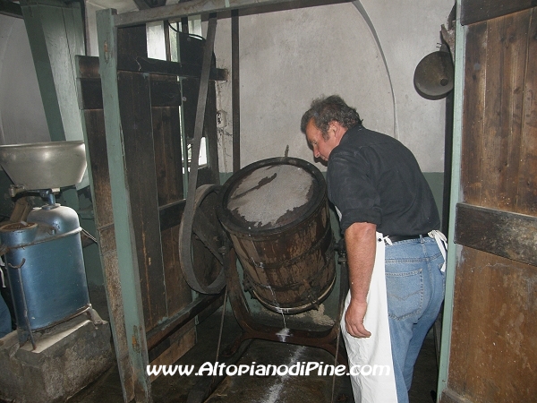 Preparazione del burro - Sagra dei Malgari 2010