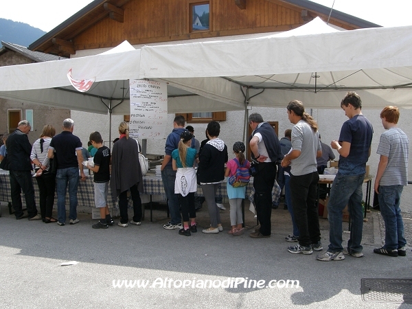 In coda per il pranzo - Sagra dei Santi Angioi - Ricaldo 5 settembre 2010