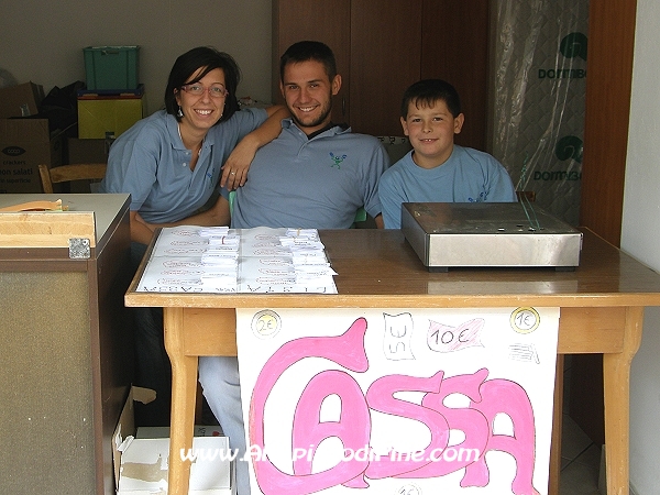 Volontari sorridenti alla cassa - Sagra dei Santi Angioi - Ricaldo 5 settembre 2010