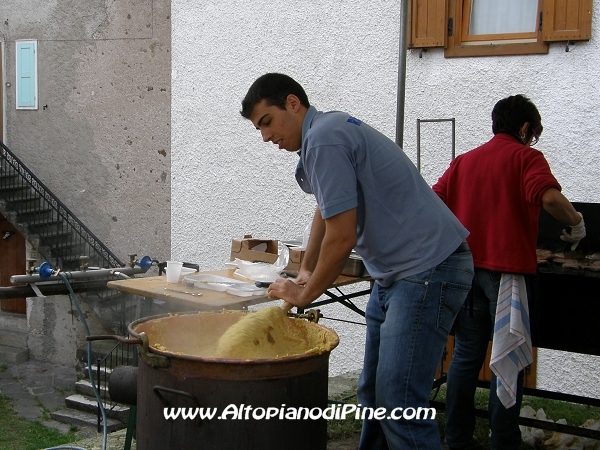 Preparazione della prima polenta - Sagra dei Santi Angioi - Ricaldo 5 settembre 2010