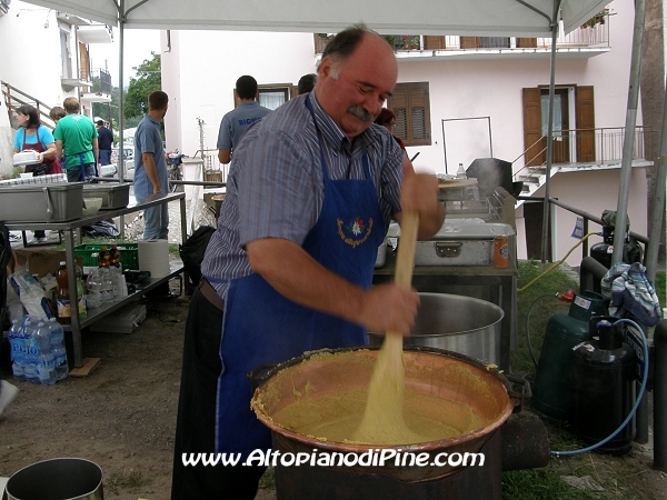 Preparazione della seconda polenta - Sagra dei Santi Angioi - Ricaldo 5 settembre 2010