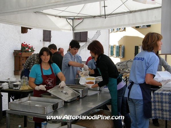 Volontari in cucina - Sagra dei Santi Angioi - Ricaldo 5 settembre 2010