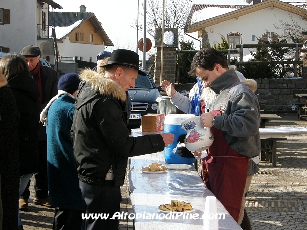 Sagra S.Giuliana 2010 - un rinfresco  al termine della celebrazione religiosa del mattino