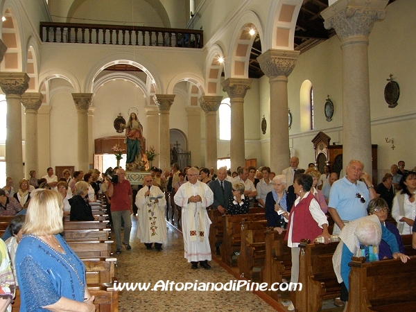 Festa della Comunitá 2011 - l'arrivo della processione in chiesa