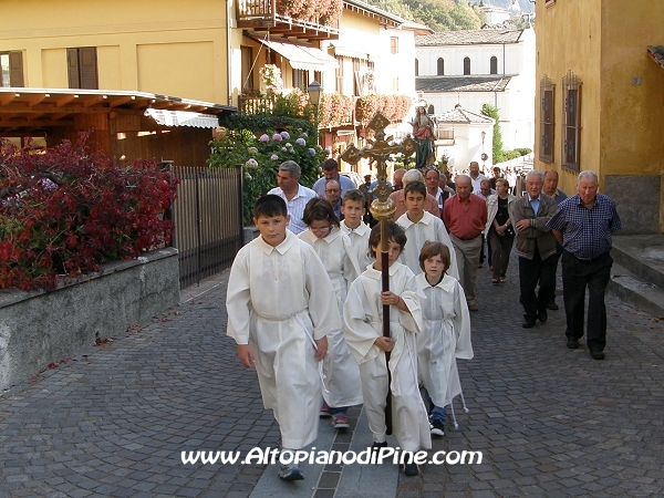 I chirichetti guidano la processione portanto la croce