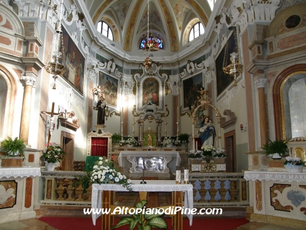 L'altare della chiesa di Bedollo