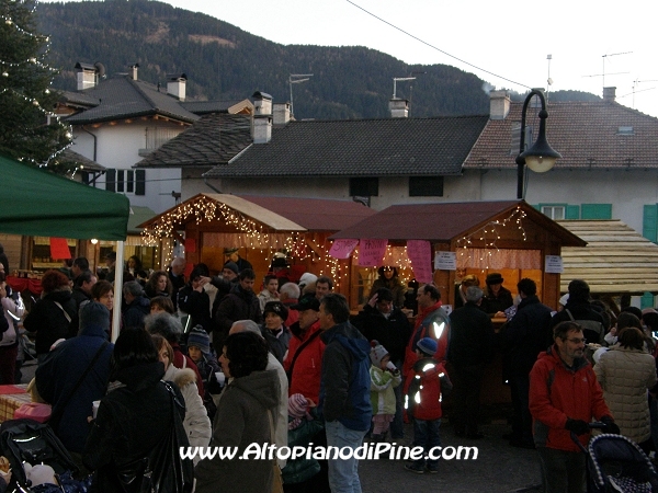 Mercatino di Natale di Pine' 2011 - El paes dei Presepi 2011