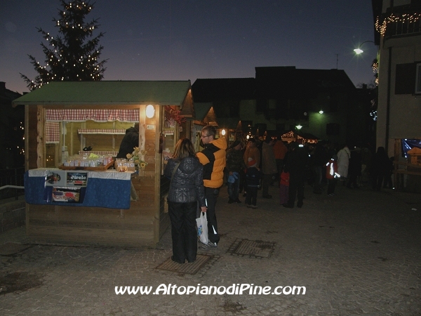 Mercatino di Natale di Pine' 2010 - El paes dei Presepi 2010