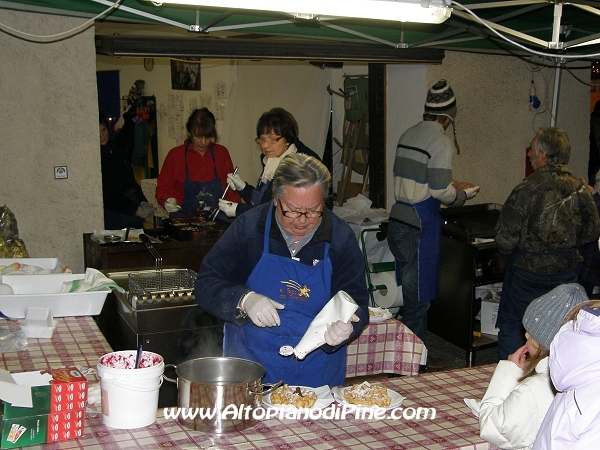 Mercatino di Natale di Pine' 2010 - El paes dei Presepi 2010