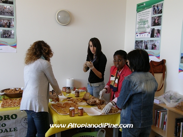 Inaugurazione sede Ricostruire Insieme - preparazione del rinfresco