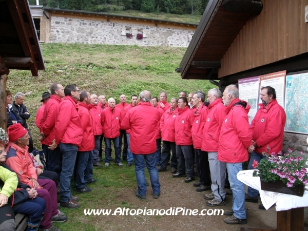 Il coro Costalta che ha animato la S.Messa al Rifugio Tonini - 2011