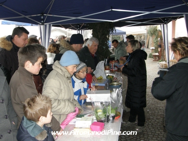 Sagra S.Giuliana 2011 - volontarie al lavoro al vaso della fortuna