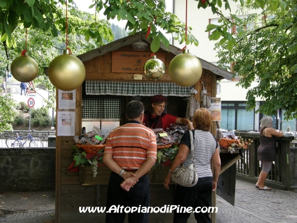 Mercatino prodotti tipici e artigianato 2012