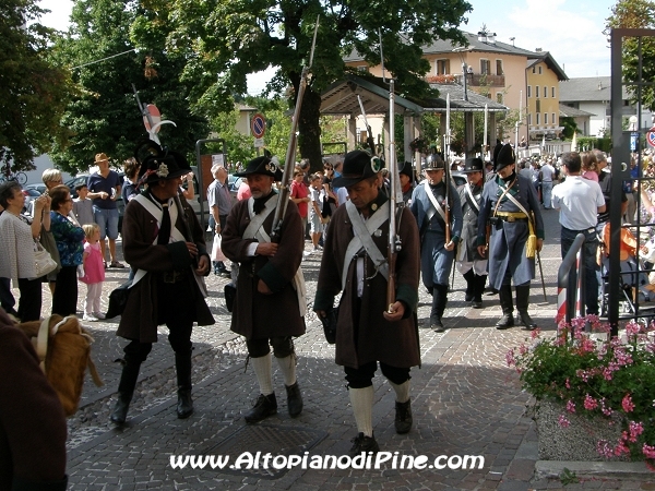 Sfilata rievocatori e spari di saluto - Baselga di Pine' agosto 2012