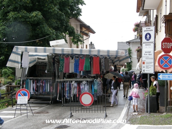 Mercato bisettimanale a Baselga di Pine' - luglio 2012