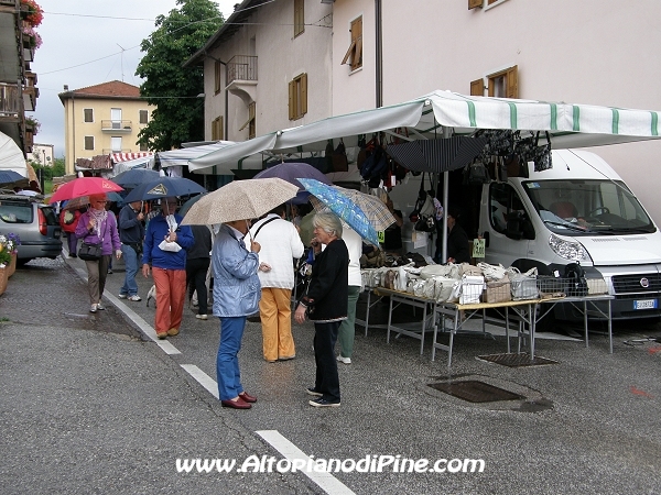 Mercato bisettimanale a Baselga di Pine' - luglio 2012