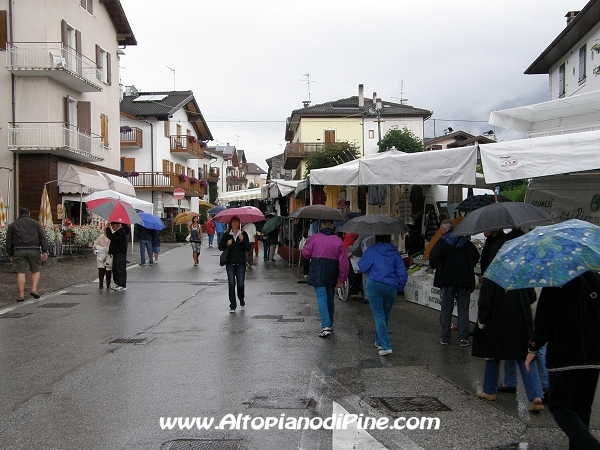 Mercato bisettimanale a Baselga di Pine' - luglio 2012