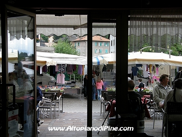 Mercato bisettimanale a Baselga di Pine' - luglio 2012