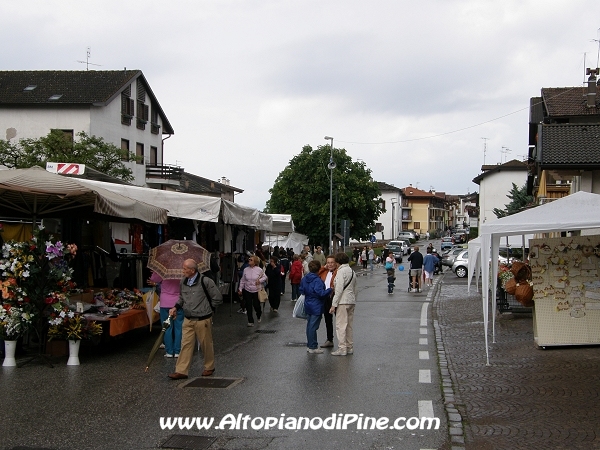 Mercato bisettimanale a Baselga di Pine' - luglio 2012