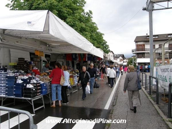 Mercato bisettimanale a Baselga di Pine' - luglio 2012