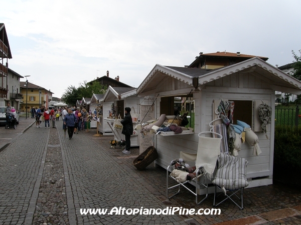 Mercato bisettimanale a Baselga di Pine' - luglio 2012