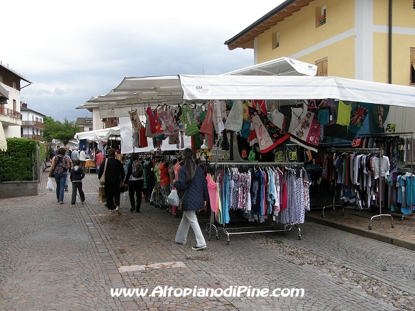 Mercato bisettimanale a Baselga di Pine' - luglio 2012