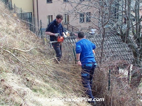 Pulizia esterni Scuola dell'Infanzia di Baselga 2012 - i volontari al lavoro